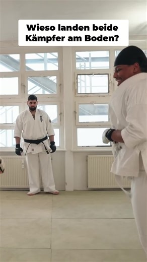 Karate-Kämpfer legen eine Sparring-Pause ein und wundern sich, warum beide auf dem Boden liegen, bevor sie weitermachen. #Karate #Sparring #Kampfsport #Training #Fitness