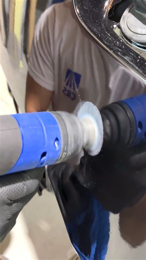 🇬🇧 Work wire-free, comfortably and with precision with our BSO 4103 sander ⚡️ 🔹 Only 475 g: lightweight, comfortable and super easy to handle 🔹 2.5 Ah lithium battery: up to 40 minutes of continuous runtime 🔹 Kit includes the mini sander, a 31 mm hook-and-loop pad, and another pad for adhesive sandpaper (PSA). Perfect to move around the entire panel with total freedom and control your sanding down to the millimetre. 🇫🇷 Travaillez sans câble, avec confort et précision grâce à notre ponceus