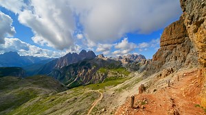 トレ・チーメ・ディ・ラヴァレード：イタリア・ドロミテの象徴的な山並み（4K）