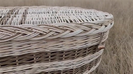 I recently helped facilitate a lovely guy to make his father's coffin. A professional photographer, the son, L, has a great eye for design - when I suggested a blend of colours and showed him other weavers like @blithfieldwillow (🙌🏼) that have used a similar lid design, he absolutely honed in to sending off his dad in style this way. I love how he designed the plait to have a face between colours too! L spent a while meticulously choosing and carving the coffin toggles from warm cherry wood wi