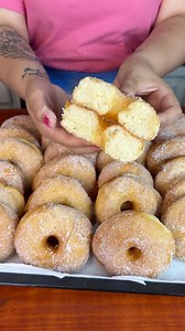 DONAS PARA VENDER, LA RECETA MÁS VIRAL DE MI PERFIL EXPLICADA PASO A PASO😍Ingredientes: salen entre 36 a 40 unidades Harina 0000 1kg2 huevos Manteca o margarina 50grLevadura fresca 30grAgua tibia 400ccAzúcar 120grRalladura de limón ✅Comenzamos activando la levadura, para esto en un recipiente colocamos el agua tibia junto con la levadura fresca, una cucharada de azúcar y una de harina. Dejamos reposar unos minutos y luego en un bowl amplio colocamos la harina, en el centro los huevos con el res