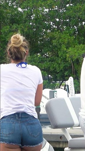 She Makes It Look Easy: Lady Launches Donzi Boat at Miami Boat Ramp! 🚤🌴⚓