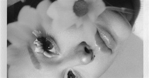 Ariana Grande divulga segunda opção de capa do álbum "petal"