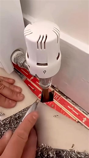 Comment réaliser une découpe de moquette au niveau du contour d’un tuyau ?