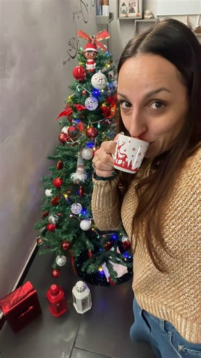 Valentina Cioni | Imprenditrice digitale | Indipenza reale on Instagram: "🎁 Black Friday? Usalo per cambiare le regole del gioco. Zero stress per i regali di Natale, prodotti utili, belli e amati… E in più inizi un’attività che ti permette di avere entrate extra, da casa, gestendo il tuo tempo. 👉 Con soli 150€ di ordine, ricevi la Black Box con 50€ di prodotti omaggio. 🎄 Alcuni li userai come regali, altri per iniziare il tuo percorso benessere. Ma la cosa più bella? È che tutto questo puoi t