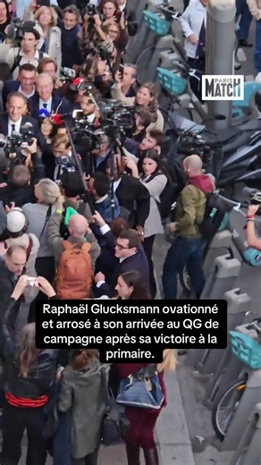 Raphaël Glucksmann ovationné et arrosé à son arrivée au QG de campagne après sa victoire à la primaire Fraîchement élu dès le premier tour de la primaire sociale-démocrate, Raphaël Glucksmann a été accueilli sous les acclamations de ses soutiens à son arrivée au QG de campagne. #onregardequoi #raphaelglucksmann #sinformersurtiktok #presidentielle2027