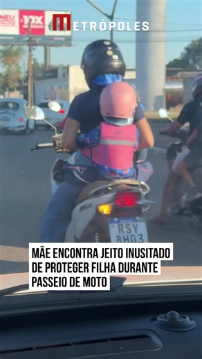🏍️ PROTEÇÃO Um #passeio de moto chamou a atenção nas redes sociais por causa da preocupação de uma #mãe com a #segurança da filha. Durante o trajeto, a mulher apareceu levando a criança junto ao corpo, além do uso do capacete, em uma tentativa de aumentar a proteção durante a viagem. A cena foi registrada por Leidomar, em Porto Velho, e rapidamente despertou a curiosidade de quem assistiu ao vídeo. O cuidado da mãe gerou diferentes reações e abriu espaço para debates sobre segurança e transport