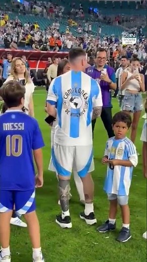 Antonela's concern over Messi's injured ankle 🥺