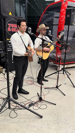 Tom&Oli LIVE - Achy Breaky Heart Cover