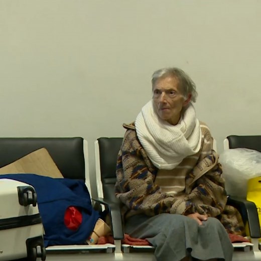 Unas 40 personas sin hogar pernoctan cada día en el aeropuerto de Gran Canaria; una situación que atañe a varias administraciones pero a la que, de momento, ninguna pone solución. Es el caso de Joan y su madre, de 78 años, que han hecho de la terminal de llegadas del aeropuerto de Gran Canaria su hogar. Llegaron hace 4 meses tras sufrir un desahucio en Barcelona pero aquí tampoco les daba para pagar un alquiler. Tras pasar por un recurso de Cáritas y por el hospital, han vuelto al aeropuerto. Pi