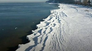 Bezaubernd schönes Wetterphänomen - Luftaufnahmen zeigen Eiswellen an der Ostsee