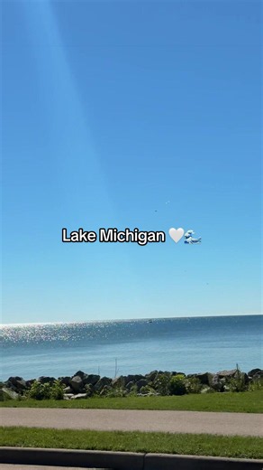 Lake Michigan Paradise: Sunlit Shore in Milwaukee