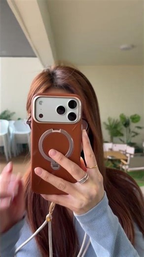 Brown leather + lanyard = hands-free happiness. iPhone 17 Pro Max done right. 🤎📿 #Q3VegSkin #case