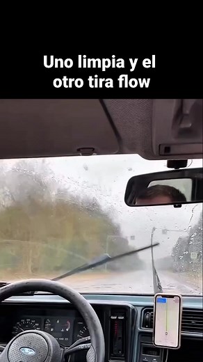 Tener flow en ese contexto significa tener un estilo único, auténtico, y con confianza. Puede aplicarse a muchas cosas: En el rap o freestyle: tener un buen ritmo, una buena cadencia, saber montar las palabras sobre la base con naturalidad y creatividad. En la moda o actitud: vestirse con estilo, moverse con seguridad, destacar sin esforzarse mucho. En general: es esa vibra que hace que la gente te note y respete, porque eres tú mismo, sin copiar a nadie. Es como una mezcla de carisma, presencia