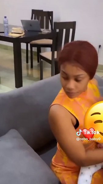 Rebo Tchulo et Son Bébé : Une Histoire d'Amour Familial