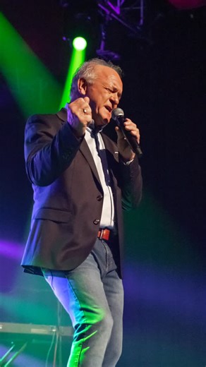 Anita Hartleb | Photography on Instagram: "@helmut_hussler – Bühne voller Emotionen #konzertfotografie #helmuthussler #livemusicphotos #eventphotography #stagephotography Präsentiert von @watz_entertainment @steinhallelannach @nikondach @nikoneurope @tamron_europe"