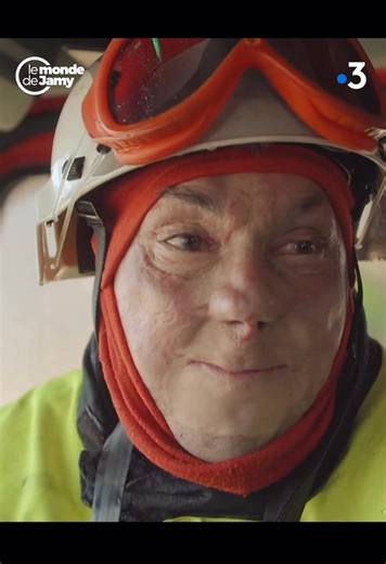 Témoignage poignant d’un sapeur pompier pris par les flammes en 2004 🚨🔥 « J’ai pensé à mes enfants et je me suis relevé ». Pompier dans les Bouches-du-Rhône, Frédéric a frôlé la mort en 2004 lors d'une intervention. à regarder sans modération 🫡 ©️ France Tv | Les Feux de forêt 83 - VAR