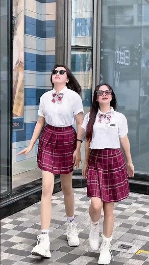 Girls' reactions to handsome guys #winteams #viral