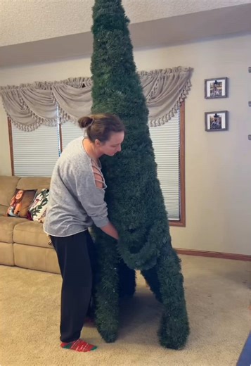 Replying to @Addison my best advice is in red 😊 here’s a how to of how I decided to take down the Christmas tree pee! 🎄❤️#christmastreepee #christmastreepeestorage