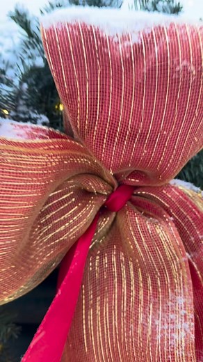 It’s snowing at the Banff Christmas Market! The market is back better than ever this year. Come explore this winter wonderland of festive vendors, live music and indulgent treats, and elevated Christmas decor around every corner 🎄🎅🎁 It’s an immersive experience you don’t want to miss - on every weekend until December 14! | Banff Christmas Market