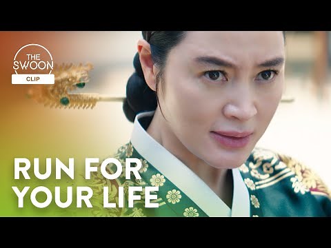 Kim Hye-soo drags her son out of bed and asks him to run | Under the Queen’s Umbrella Ep 1 [ENG SUB]