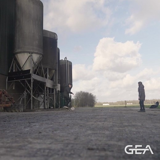 🚀 Assurez la sécurité de l'alimentation de votre troupeau avec le robot d'alimentation GEA. 🐄 La sécurité est notre priorité absolue ! Notre robot d'alimentation est conçu pour créer un environnement avec les plus hauts niveaux de sécurité pour les personnes et le troupeau pendant les processus d'alimentation. Grâce à ses capteurs et à ses pare-chocs, le robot évite les collisions avec les personnes, les vaches et les objets, garantissant ainsi un environnement sûr et sans stress pour tous. Ay