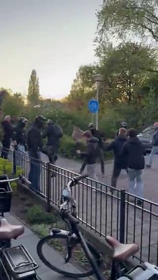 Loosdrecht nu. Nadat er plotseling met zwaar vuurwerk richting de politie werd gegooid, kwam de mobiele eenheid aangereden en ging chargeren. Deze beelden ontving ik zojuist van een getuige. #azc #loosdrecht