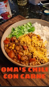 OMA'S CHILI CON CARNE 🥘👵 | Recept 👇 Ik heb het zelf nooit geproefd, maar volgens m'n vader kon oma ongelofelijk lekkere chili con carne maken. Het geheim? Niet alleen gehakt gebruiken maar ook spekjes, en veel ui. Cheddar deed oma er niet bij, maar dat heb ik even afgepakt van de Amerikanen en dat maakt het alleen maar beter! Rijst en heerlijk frisse sla erbij en dan is het tijd om aan te vallen! Recept oma's chili con carne: 🌟 9,0 ⏰️ 50 minuten 🧑‍🧑‍🧒‍🧒 6 à 8 personen 💸 18 euro Ingredië