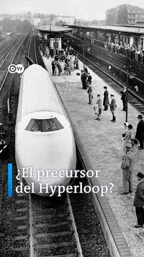 El zepelín sobre rieles, construido en Alemania por Franz Kruckenberg, llegó a alcanzar hasta 230 km/h de velocidad. Sin embargo, debido a problemas técnicos y de seguridad, nunca entró en servicio regular ni en producción. A pesar de ello, sigue siendo un símbolo icónico de la ingeniería de principios del siglo XX y es posible que haya servido de inspiración a nuevos conceptos de transporte como el Hyperloop. #dwmagacines #DWREV #hyperloop #altavelocidad #BMW | DW Español