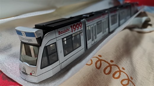 开箱展示ho比例七模块儿现代有轨电车模型～西门子的combino系列电车～“大连人”有轨电车参考对象之一～真车42米模型47cm多～轨道交通火车迷电客车tram