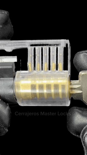 Incredible, this is how the cylinder works and a lock when you insert the key and open 🔑🐉………Increíble, así funciona el cilindro y una cerradura cuando introduce la llave y abres 🔑👀…… #fblifestyle #locksmith #tips #key #Lock #craft #cerrajeria | Cerrajeros Master Locks