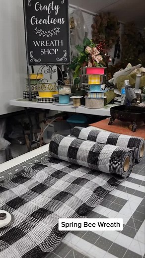 How to make a Spring Bee Wreath with deco mesh! This wreath is so colorful and fun! #wreathmaker #springwreath #beedecor