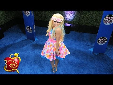Ally | Jordan's Blue Carpet Minute | Descendants: Wicked World