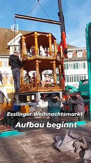 Der Esslinger Mittelalter- und Weihnachtsmarkt nimmt Gestalt an! 🎄 Die beeindruckende Glühwein-Pyramide, die jedes Jahr exklusiv in Esslingen zu sehen ist, wurde heute aufgebaut. Acht Mann und ein Spezialkran sind nötig, um dieses elf Meter hohe Highlight zu errichten. Warum die Pyramide immer als erstes aufgebaut wird und welche Herausforderungen dabei gemeistert werden müssen, erfahrt Ihr unter dem Link oben in unserem Insta-Profil. Musik: Pixabay - „Our Christmas“ #esslingen #weihnachtsmarkt