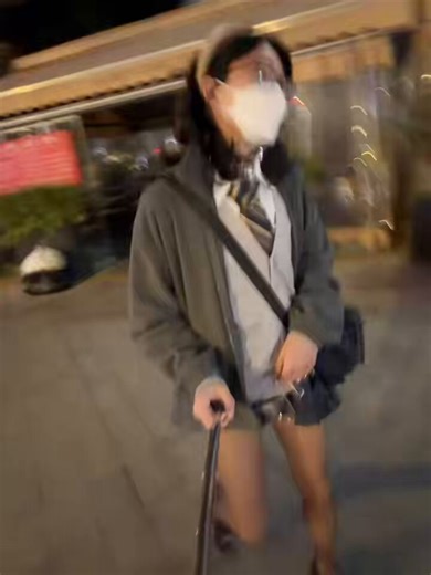 懒懒的露出尺度又有突破啦🥵这次是在美食街人前露出自慰，在大路口没有任何遮掩完全暴露的位置，人流量也比我预估的高好多，几乎每时每刻周围都有人经过，完全社死了 #人前露出 #母狗曝光 #成都伪娘 #男娘肉便器 #cdm #男娘 #肉便器 #人妖母狗 #露出 #暴露 #CD #露出任务 #exhibitonism #户外露出