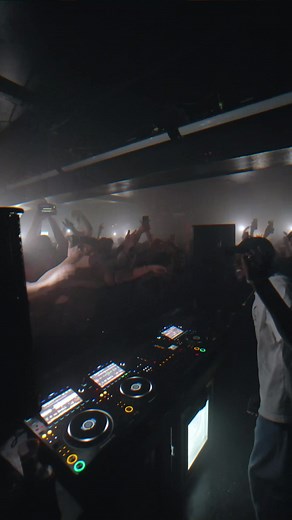 @skinonskinog dropping his latest banger ‘Burn Dem Bridges’. It went off! #burndembridges #skinonskin #waitforthedrop #dancemusic #soldoutclubshow #clubshow #dj #djontherise #techno #dance #beats #musicindustry #djset #banger #skinonskinlive #skinonskinmusic #bigdrop #vibes #clubvideography #musicindustry #ukmusic #ukbanger #newhit #ukdj