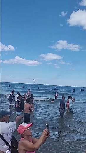 Amazing US Navy Blue Angels High Speed Pass over Lake Michigan
