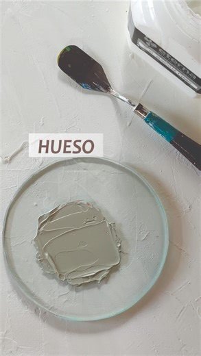 Cecilia Aguayo | Arte l Tips de pintura on Instagram: "¿Cómo lograr el color hueso? Es un color que transmite calma, serenidad. Evoca elegancia y sofisticación. 🖌3 partes de blanco + 1 parte de tierra siena natural + 1 pizca de verde ingles oscuro + 1 pizca de negro = H U E S O 📍¡Yo uso los acrílicos de @pinturaseterna que son lo más! para lograr mezclas exactas, te recomiendo que sean los #acrilicosprofesionales Si te gustó dame un ❤ y guarda la publicación Cecytips #cecytips #p