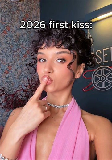 First kiss of 2026 💋 Who starts with the letter i ❔🤔 #names #letterfilter #newyear #2026 #ishowspeed