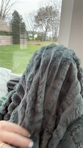 Soft fuzzy blanket for home decor #fuzzyblanket #cozyhomevibes
