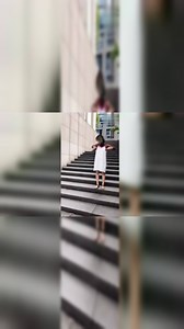 最近这个视频火爆了，美女光天化日竟然脱衣服，简直毁三观