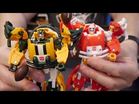 Does the Transformers NFL Green Bay Packers Tundra Prime figure score or fumble?