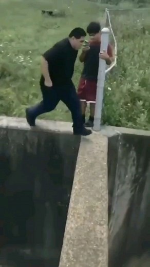 ▶️Weeememes◀️ on Instagram: "Follow for more weee🤣👍 #weee#wee#funny#memes#viral#fail#fails#trynotoalaugh"