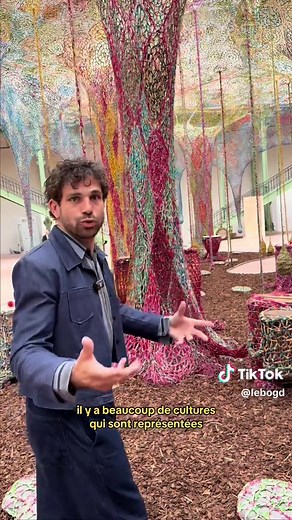 nouvelle expo immersive à voir au Grand Palais! c’est l’artiste brésilien Ernesto Neto qui présente sa nouvelle installation immersive et monumentale dans la Nef tu peux te balader dans l’oeuvre pieds nus, jouer des instruments de musique, sentir les épices l’expo vient de démarrer, tu peux la voir jusqu’au 25 juillet! tu peux retrouver toutes les infos sur l’expo et prendre ta place sur mon app gratuite CUR8 c’est mon app dans laquelle je te recommande les meilleures expos d’art contemporain et
