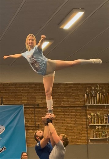 Tips for Successful Coed Cheerleading Stunts