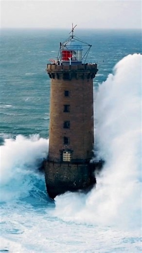 “World’s Scariest Job | Light Tower Reality” 😨 || #WorldsScariestJob #scary #facts #shorts ||