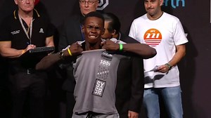 😂😂😂 "Ok first time in the @UFC, #thisfinnabeabreeze !! I get my shirts in size XS (XTRA STRONG!) 💪🏾😐 #hahadavis #ohyoustrongstrong #GORD | Israel Adesanya