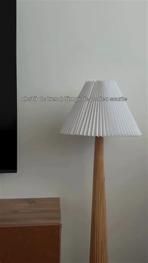 Beliani România on Instagram: "Supremația luminii blânde! ✨ Sperăm că nu e prea târziu să te alături trendului cu veioze de podea. Lemn deschis la culoare, lumină moale și eleganță naturală – exact *acel* vibe. Care e elementul tău preferat pentru o atmosferă relaxantă acasă? Spune-ne în comentarii! #DesignInteriorRomania #LuminaPerfecta #AmbientNatural #Acasă #DecorAcasă #Lighting #Sofas https://www.beliani.ro/search/ALIGIDE+LUNGO+++ Colțar cu 4 locuri LUNGO Velur Verde Dreapta @inesprata"