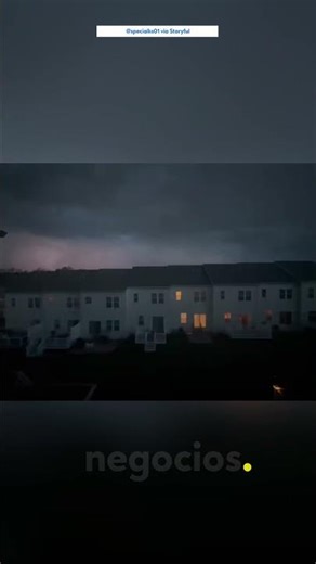 Los relámpagos iluminan el cielo de Pensilvania mientras fuertes tormentas avanzan por el estado