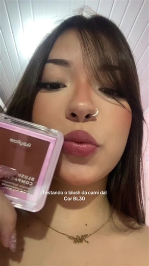 Testando o Blush Camila Dal: Pigmentação Surpreendente